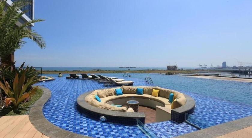 The Rinra Hotell Makassar Exteriör bild