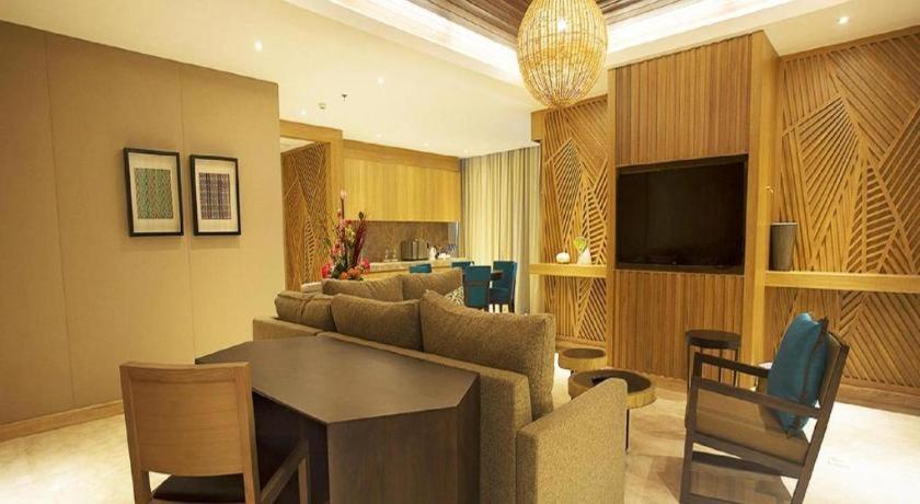 The Rinra Hotell Makassar Exteriör bild