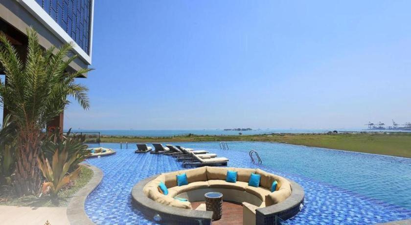 The Rinra Hotell Makassar Exteriör bild