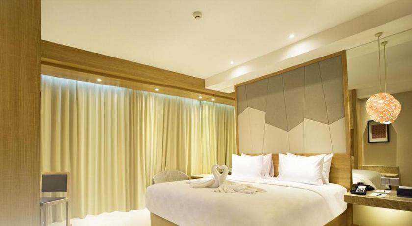 The Rinra Hotell Makassar Exteriör bild