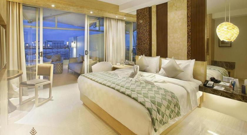 The Rinra Hotell Makassar Exteriör bild