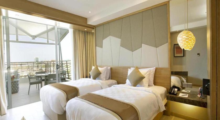 The Rinra Hotell Makassar Exteriör bild