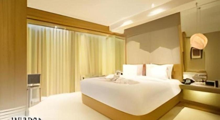 The Rinra Hotell Makassar Exteriör bild