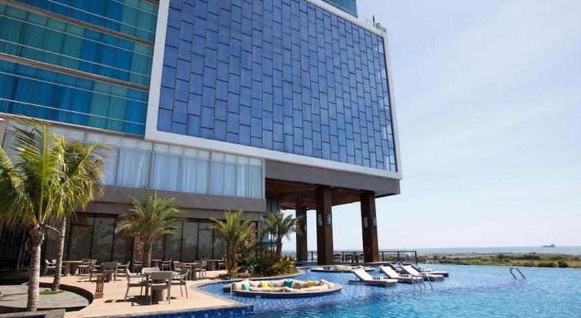 The Rinra Hotell Makassar Exteriör bild