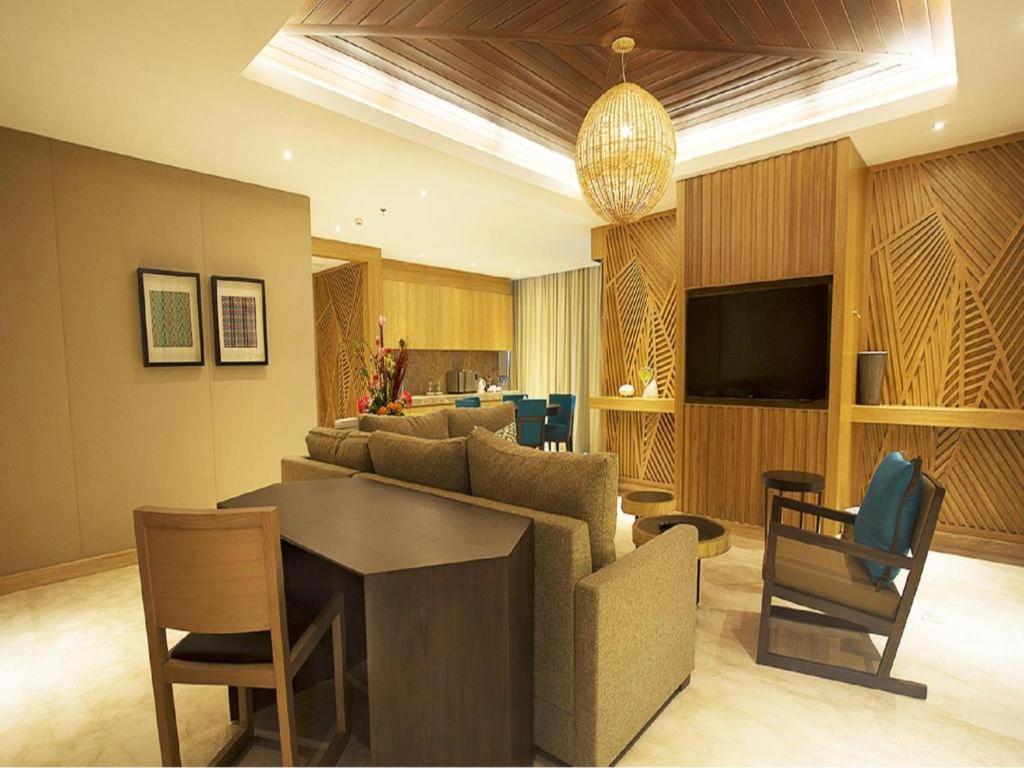 The Rinra Hotell Makassar Exteriör bild